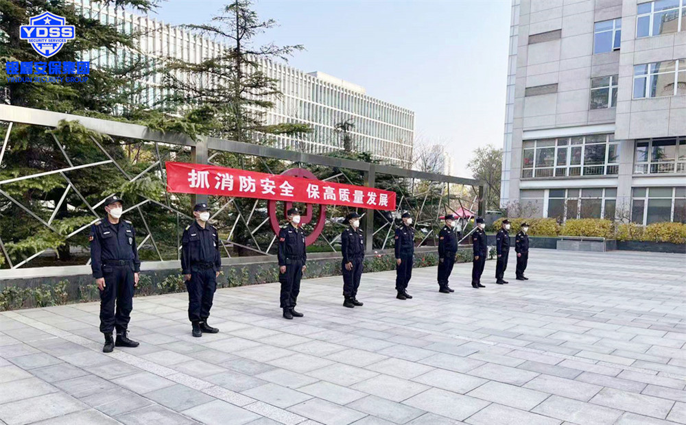 开展消防处突演练活动的银盾安保队员们