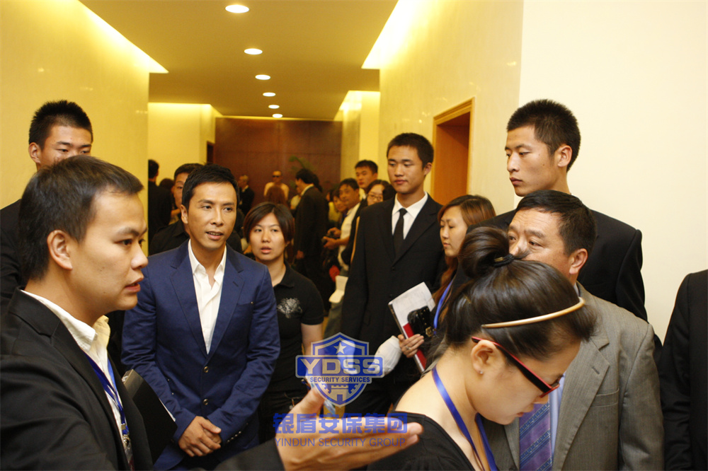 北京银盾保安服务公司特勤人员为中国香港著名影视演员、导演提供安全随卫服务