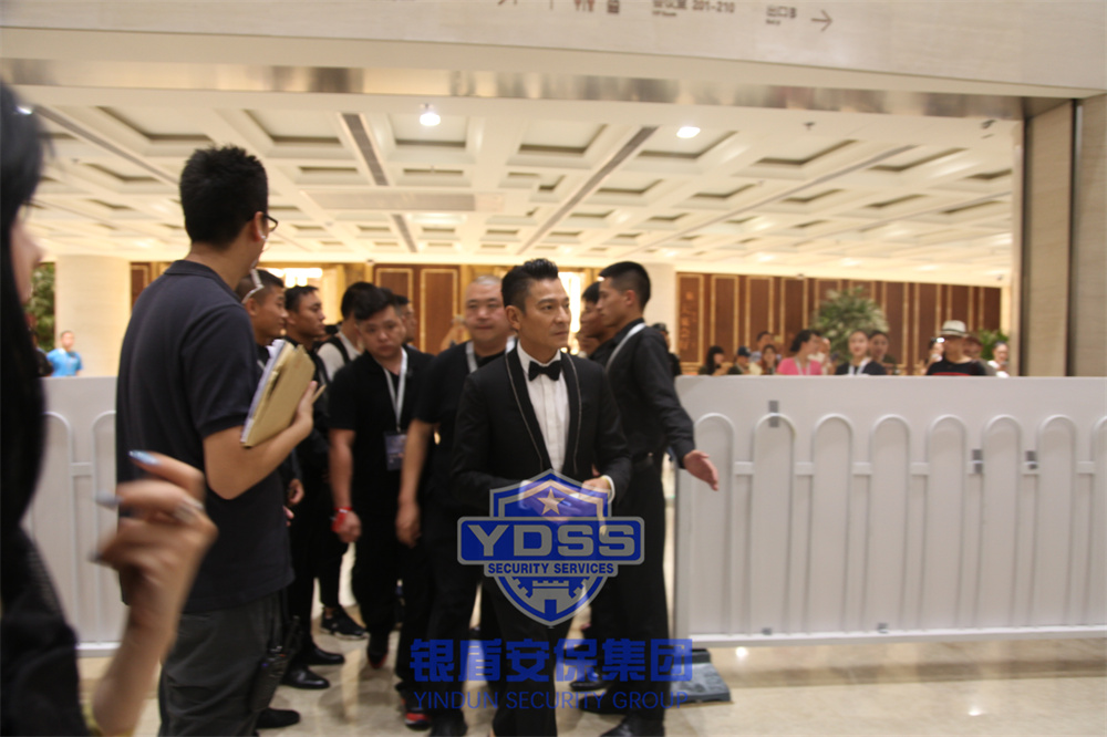 北京银盾安保特勤队员为名人提供安保护卫服务
