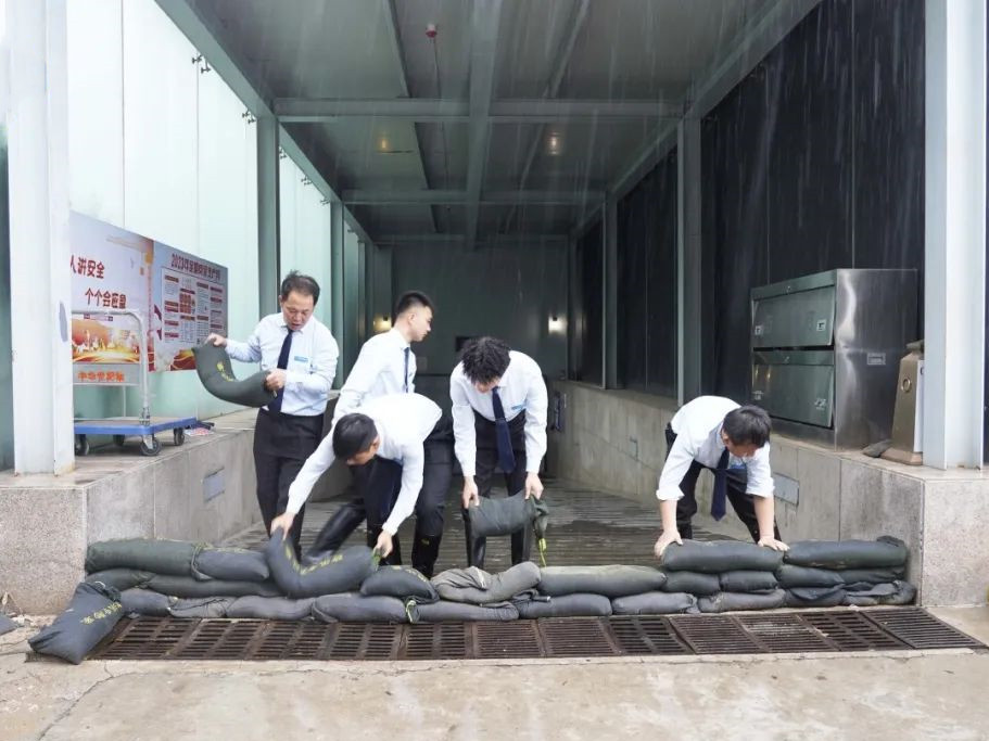 【雨情就是命令、防汛就是责任】银盾保安驻中华世纪坛保安队筑牢安全堤坝