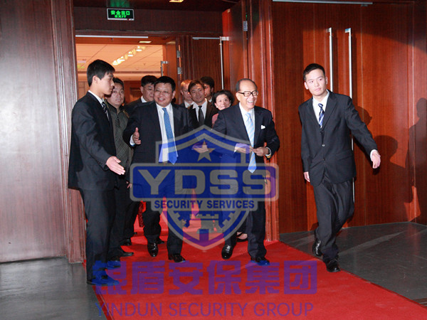 长江商学院十周年庆典银盾安保集团特勤队员为李嘉诚做安全随卫工作