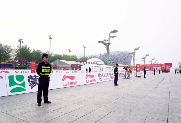 银盾保安圆满完成2025北京半程马拉松安保任务